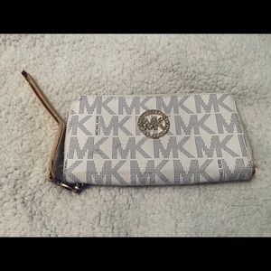 Michael Kors Wallet/Wristlet- white